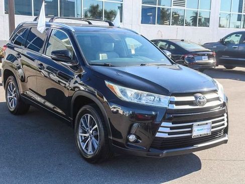 Used 2018 Toyota Highlander XLE w/ Carpet Mat Package (TMS) FWD image 3