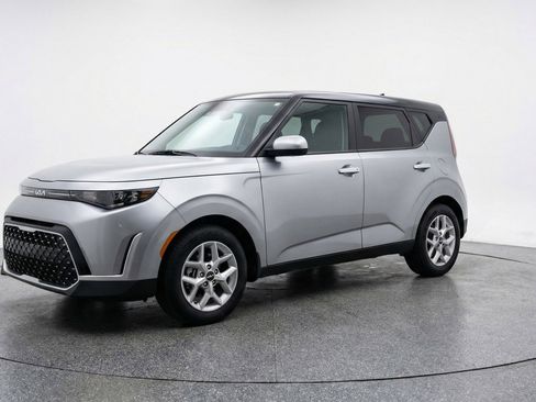 Used 2025 Kia Soul LX w/ LX Technology Package FWD image 2