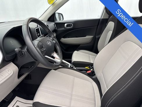 Used 2025 Hyundai Venue SEL FWD image 16
