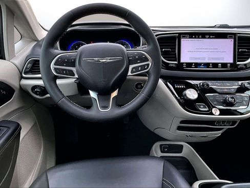 Certified 2024 Chrysler Pacifica Touring-L image 11