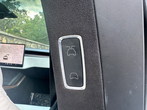 Used 2022 Tesla Model X image 43