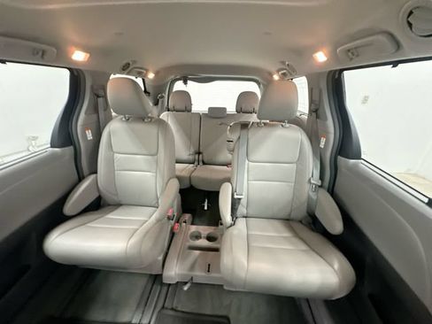 Used 2019 Toyota Sienna XLE w/ XLE Navigation Package FWD image 26