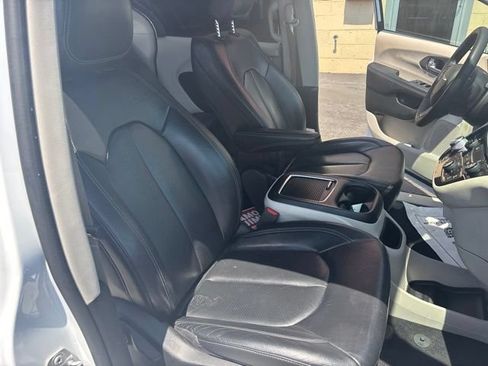 Used 2022 Chrysler Pacifica Touring-L FWD image 20