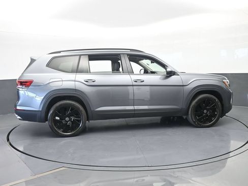 Used 2024 Volkswagen Atlas SE w/ Panoramic Sunroof Package FWD image 7