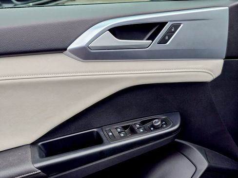 Used 2025 Volkswagen Taos SE image 11