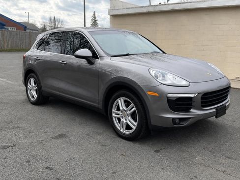Used 2017 Porsche Cayenne Platinum Edition AWD/4WD image 2