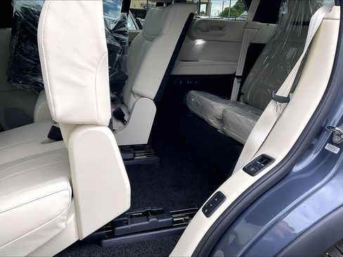 New 2026 Land Rover Range Rover Long Wheelbase SE AWD/4WD image 21