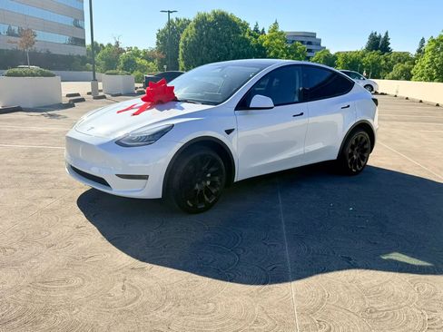 Used 2023 Tesla Model Y AWD image 15