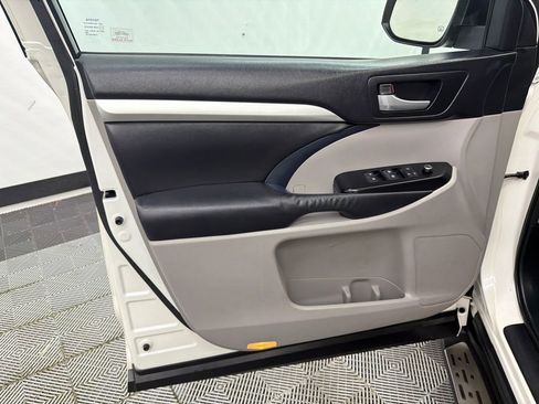 Used 2014 Toyota Highlander XLE image 11