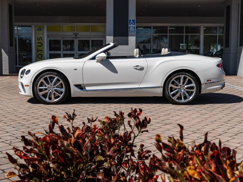 Used 2022 Bentley Continental GT image 33