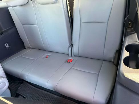 Used 2024 Toyota Highlander XLE FWD image 29