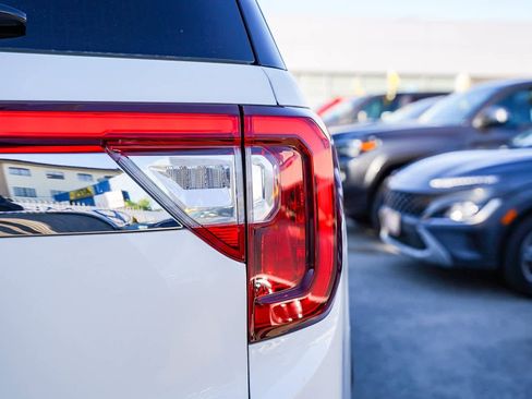 Used 2022 GMC Acadia SLE image 11