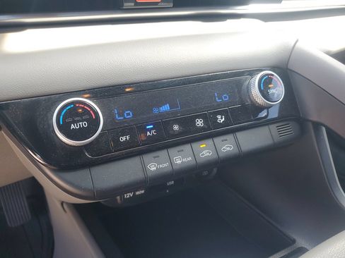 Used 2022 Hyundai Elantra SEL w/ Preferred Accessory Package FWD image 21