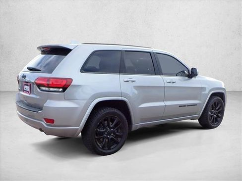 Used 2018 Jeep Grand Cherokee Altitude image 4