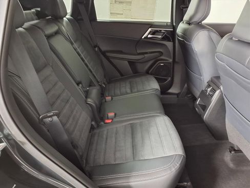 New 2025 Mitsubishi Outlander SE image 11