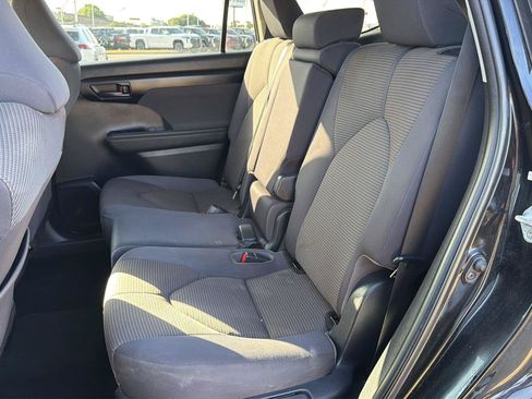 Used 2023 Toyota Highlander LE AWD/4WD image 13
