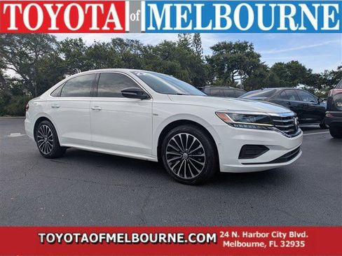Used 2022 Volkswagen Passat 2.0T FWD image 1