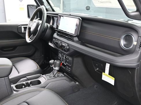 Used 2024 Jeep Gladiator Sport w/ Premium Package image 38