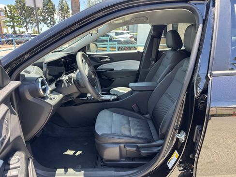 Used 2025 Chevrolet Trax LT FWD image 22