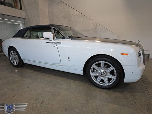 Used 2014 Rolls-Royce Phantom Drophead Coupe image 48
