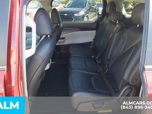 Used 2024 Kia Carnival LX FWD image 17