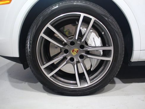 Used 2022 Porsche Cayenne Turbo image 16