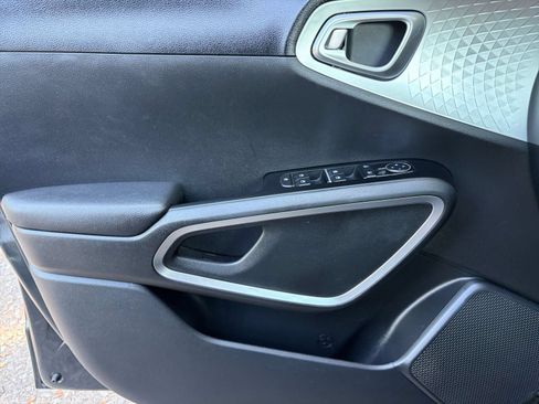 Used 2025 Kia Soul LX w/ LX Technology Package FWD image 15