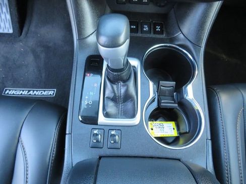 Used 2019 Toyota Highlander XLE image 26