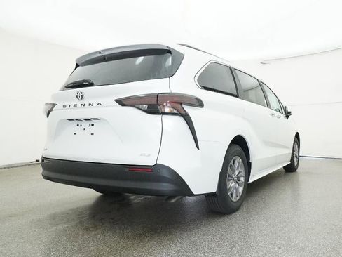 New 2026 Toyota Sienna XLE image 24