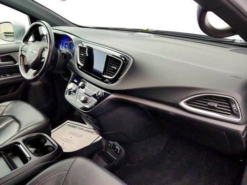 Used 2020 Chrysler Pacifica Touring-L w/ S Appearance Package FWD image 28