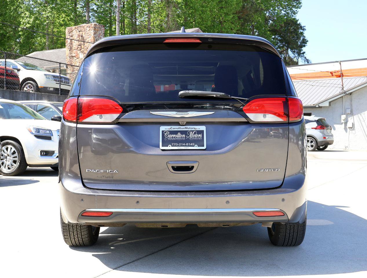 Used 2017 Chrysler Pacifica Limited w/ UConnect Theater Package FWD image 5