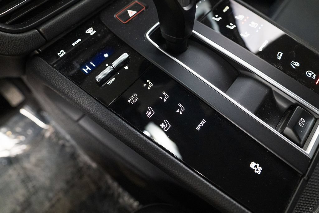 Certified 2025 Porsche Macan AWD/4WD image 25