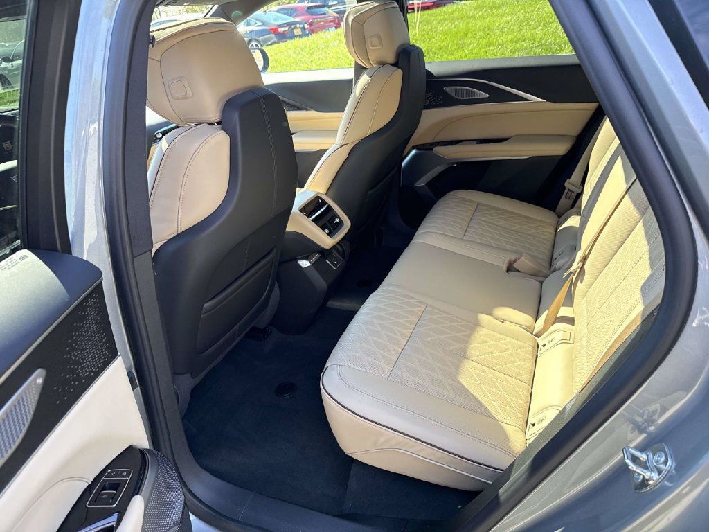 Used 2026 Cadillac Lyriq Signature Luxury w/ Nappa Leather Package AWD/4WD image 10