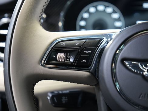 Used 2022 Bentley Bentayga AWD/4WD image 43