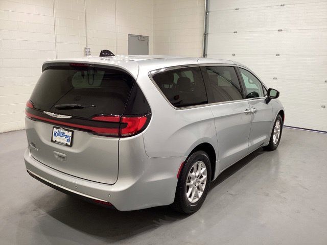 Used 2023 Chrysler Pacifica Touring-L FWD image 9