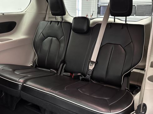 Used 2023 Chrysler Pacifica Limited image 29