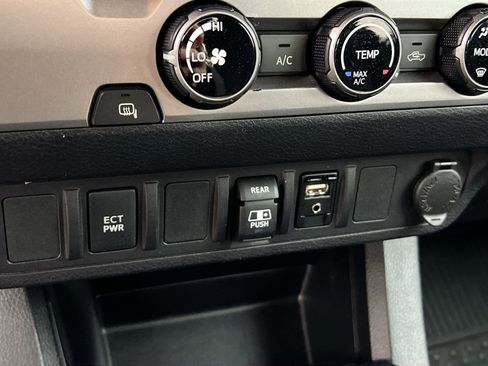 Used 2018 Toyota Tacoma SR5 image 30