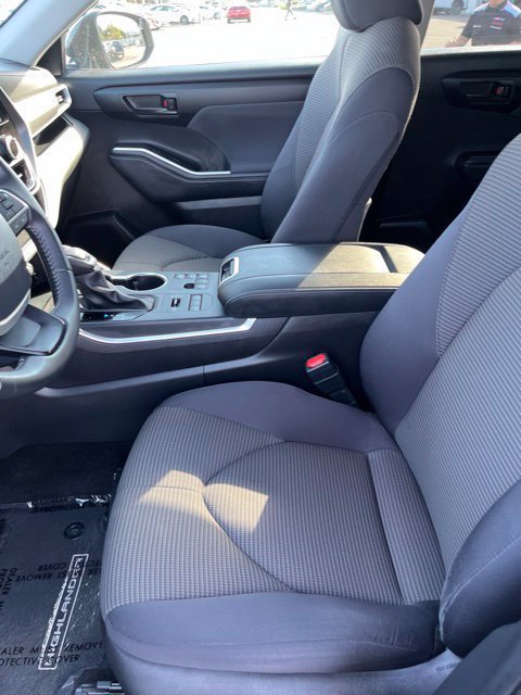Used 2025 Toyota Highlander LE AWD/4WD image 6