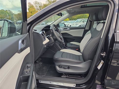 New 2025 Volkswagen Taos SEL image 13
