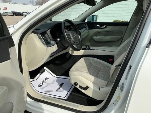 Used 2022 Volvo XC60 B5 Momentum image 11