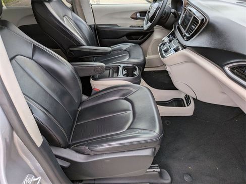 Used 2020 Chrysler Voyager Lxi image 31