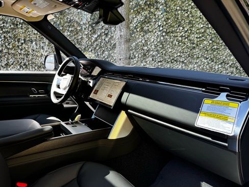 New 2025 Land Rover Range Rover SE image 23