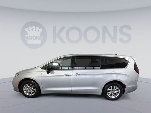 Used 2024 Chrysler Pacifica Touring-L image 2