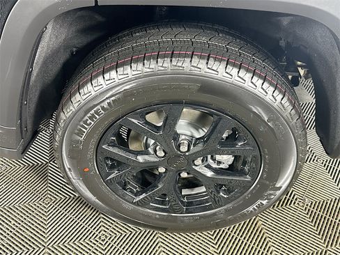 New 2025 Jeep Grand Cherokee Altitude image 16