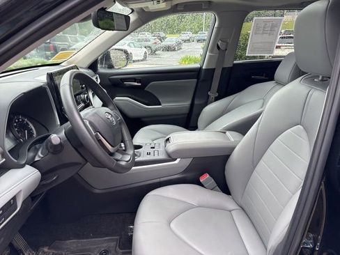 Used 2025 Toyota Highlander XLE AWD/4WD image 24