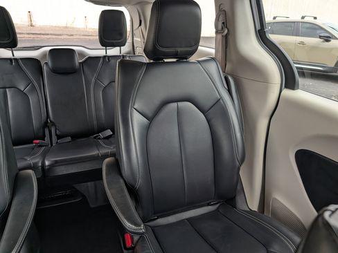 Used 2024 Chrysler Pacifica Limited FWD image 14