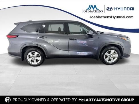 Used 2020 Toyota Highlander LE AWD/4WD image 4