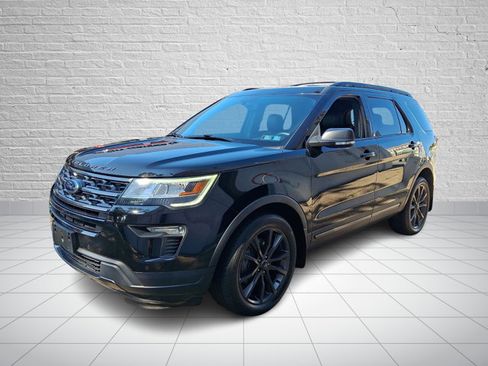 Used 2018 Ford Explorer XLT w/ Equipment Group 202A AWD/4WD image 3