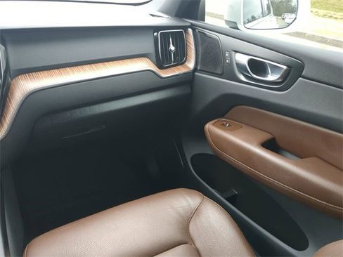Used 2022 Volvo XC60 B5 Momentum w/ Advanced Package image 16