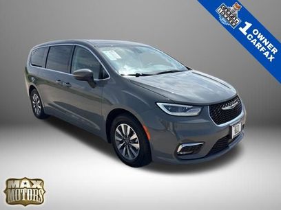 Used 2023 Chrysler Pacifica Touring-L